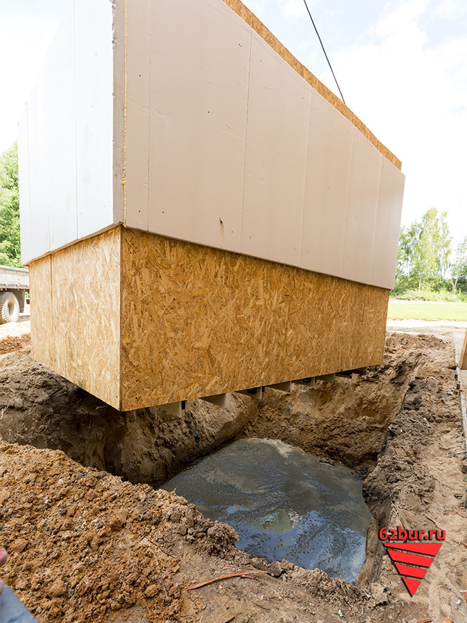 Разгрузка погреба в котлован с бетоном